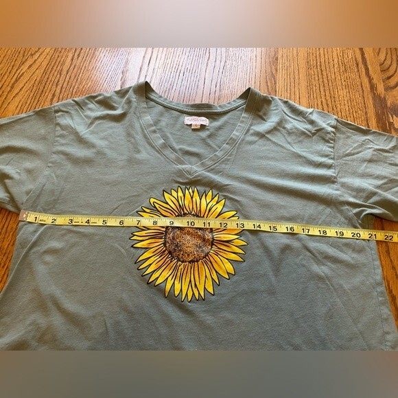 Full Circle Trends Sunflower Graphic V Neck Tee - Picture 10 of 12